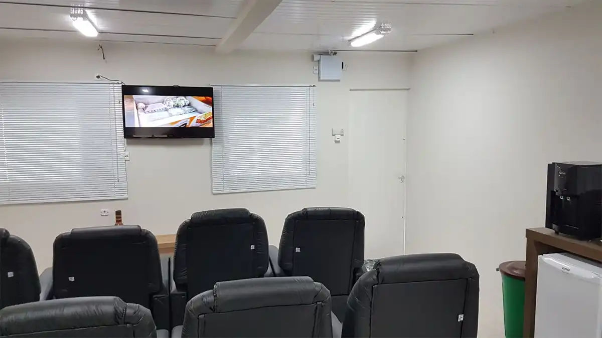 Sala de aula feita com Containers Isotérmicos da Ativa Locação. 